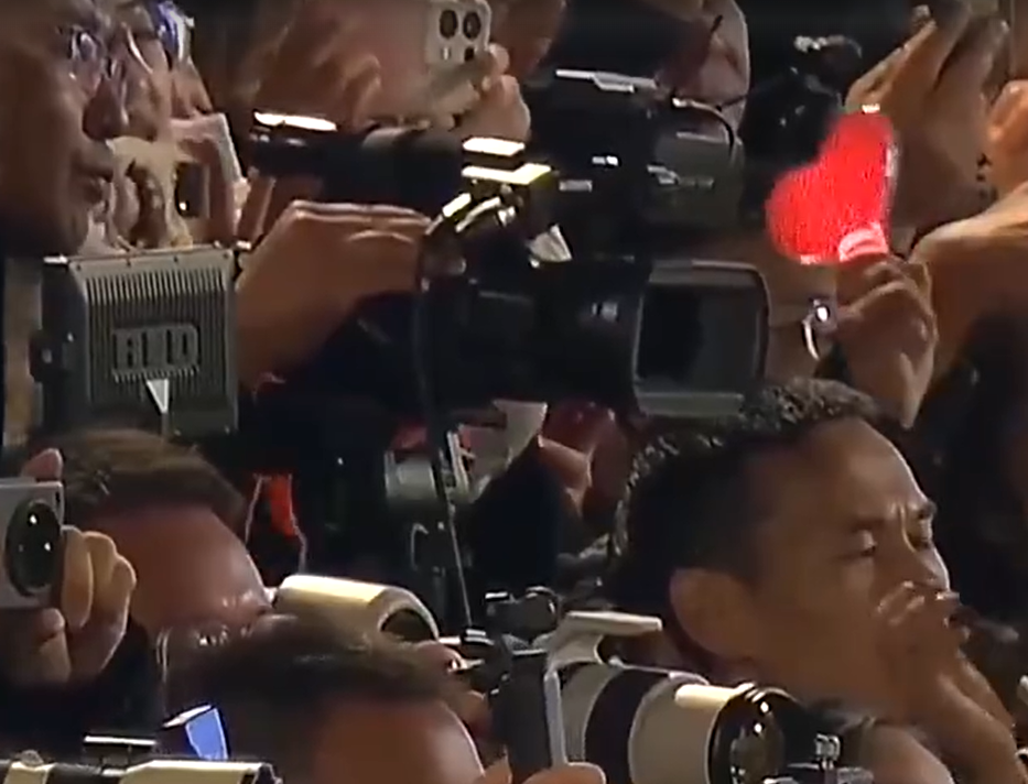 抖音主播在直播的时候为什么要戴上耳机?